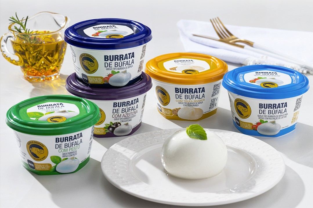 Búfalo Dourado burrata tubs on a table